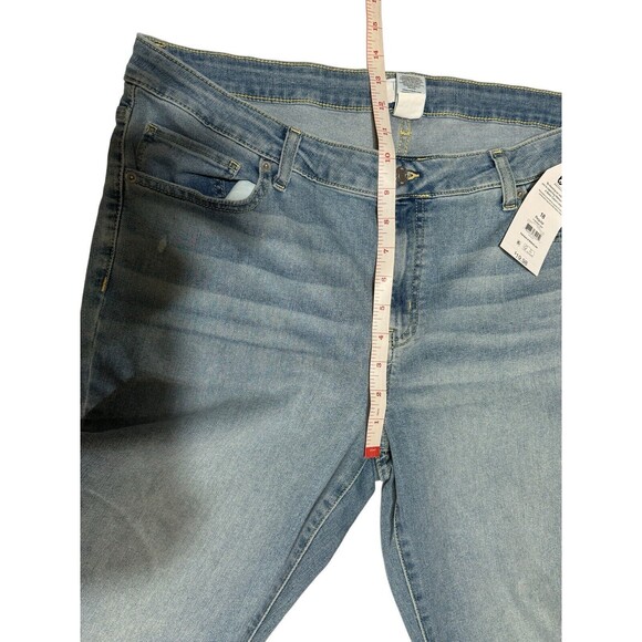 NEW! Time & True Raw Hem Distressed Mid Rise Bootcut Regular Size 18 Light Wash - Picture 12 of 12